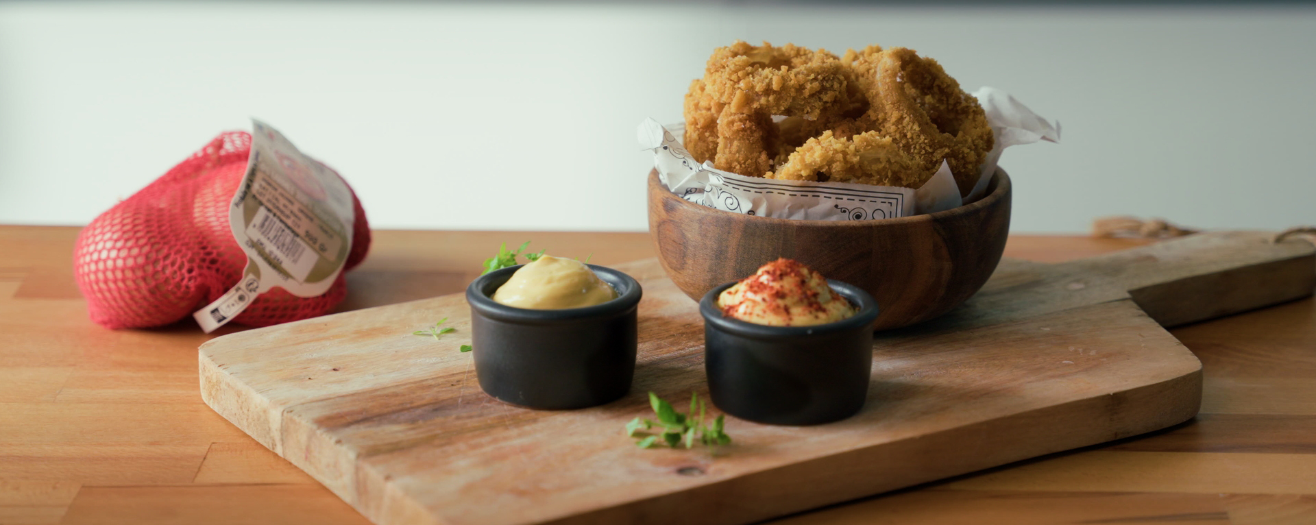 Onion rings croustillants préparés avec des oignons doux, servis chauds à l'apéritif