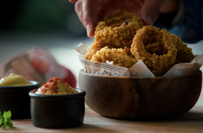 Onion rings croustillants préparés avec des oignons doux, servis chauds à l'apéritif