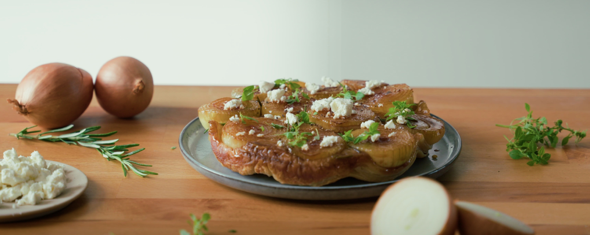 Tarte tatin aux oignons Orion avec feta et herbes fraîches